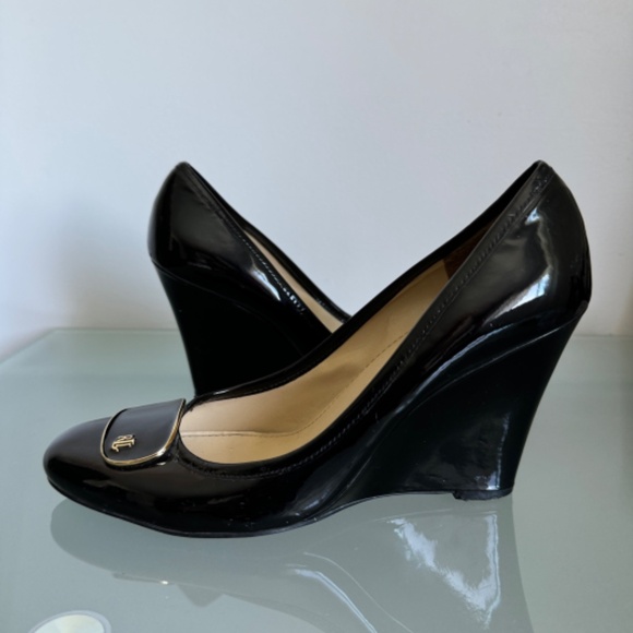 Lauren Ralph Lauren - Black Patent Leather Wedge Gold Trim Logo Pump - Picture 5 of 9